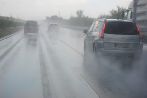 8 cuidados que se deve ter ao dirigir na chuva